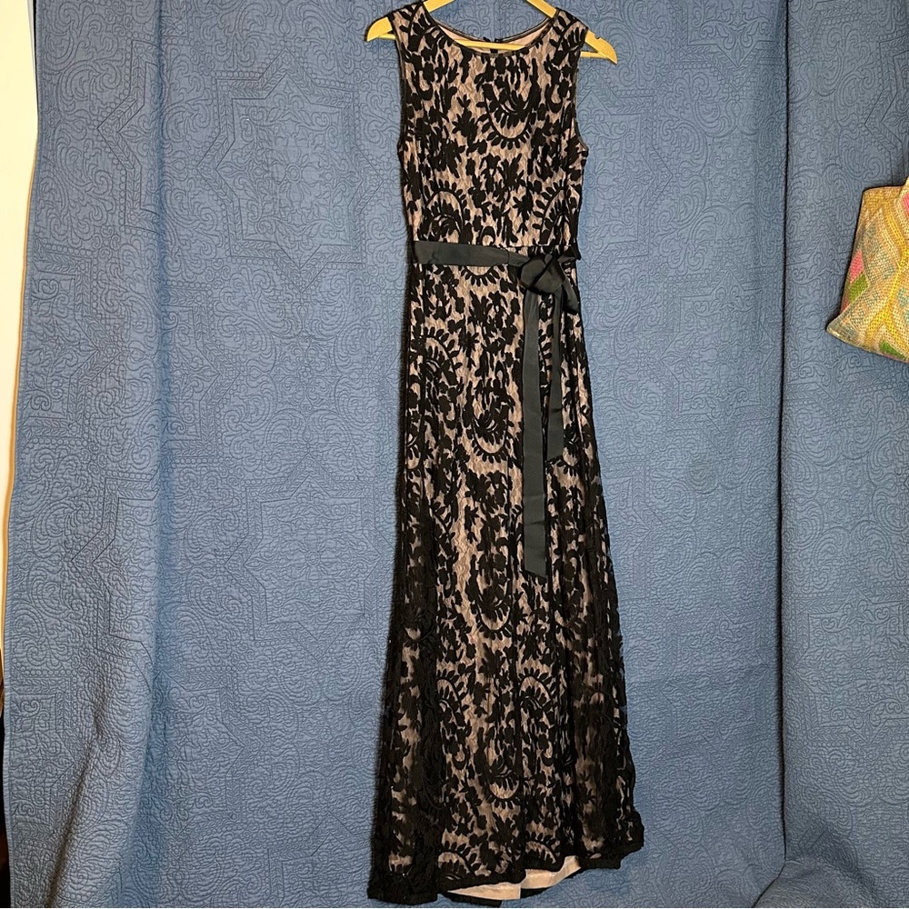 Adrianna Papell Evening Gown. Size 6, Floor Length. Black lace overlay, tan slip